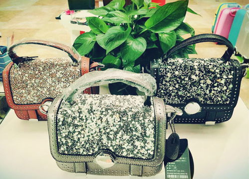 濱沙購物廣場金路達(dá)箱包專柜升級在即，服裝清倉大甩賣火熱進(jìn)行中